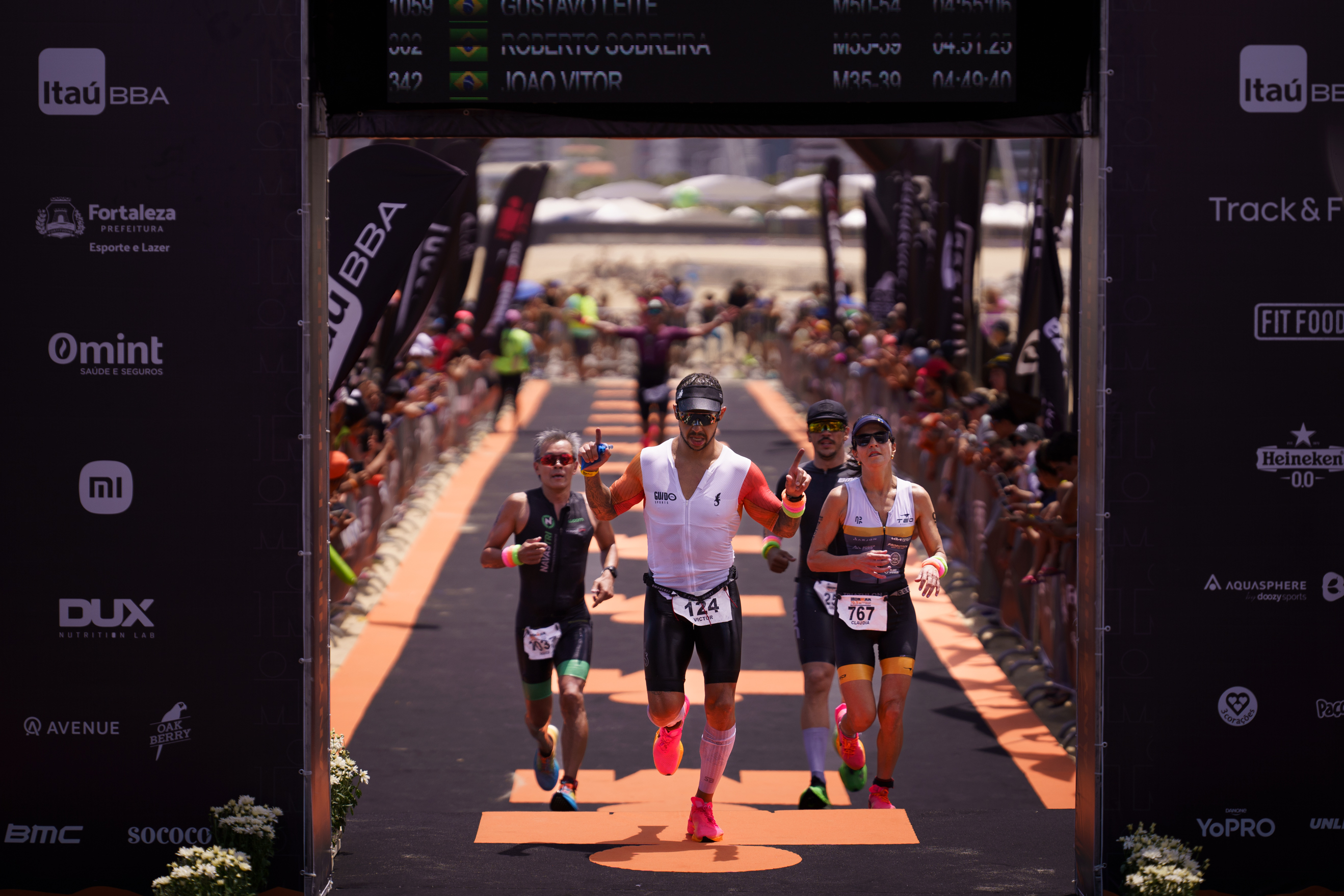 atletas do ironman na linha de chegada